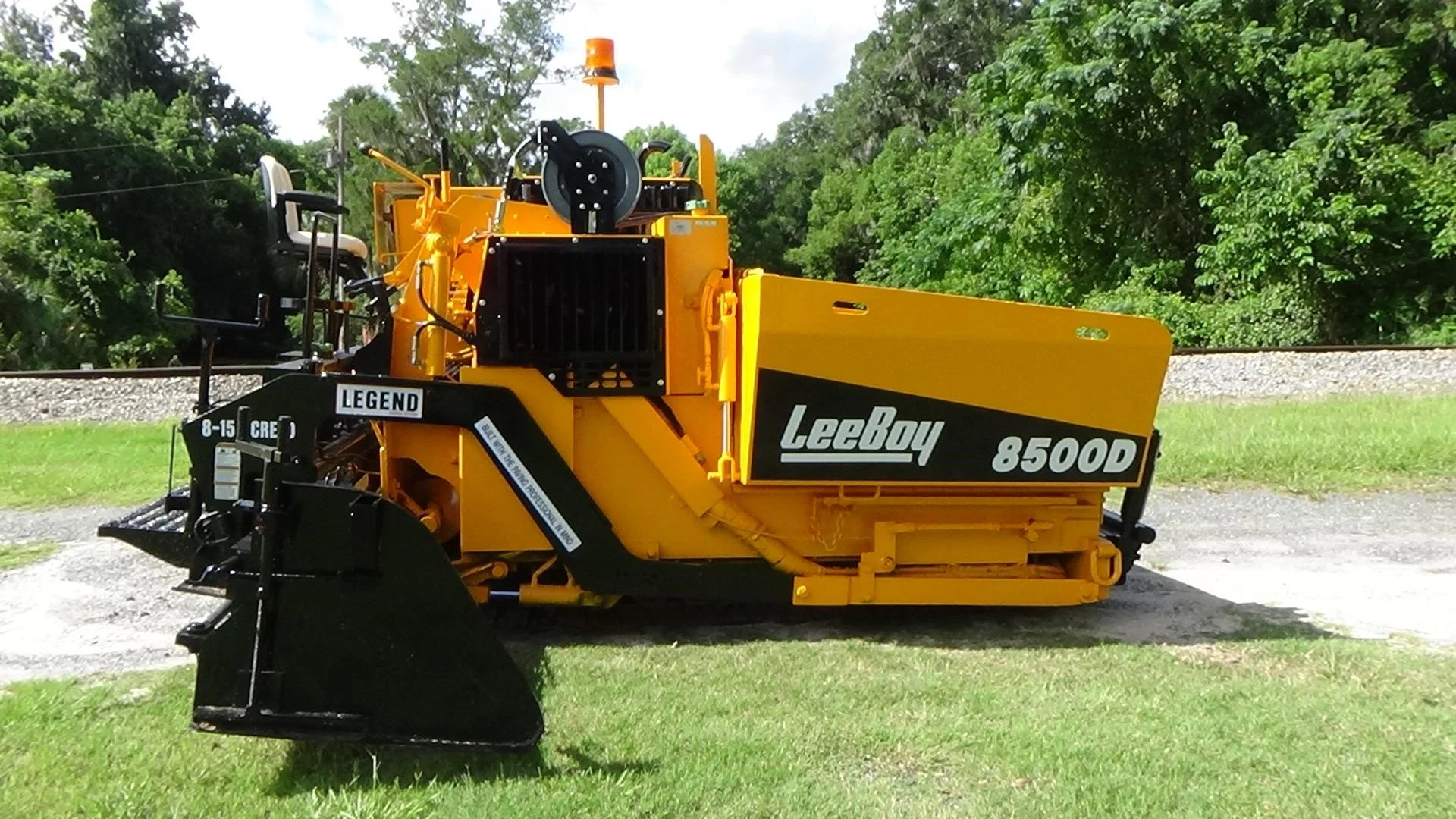2018 LEEBOY 8500D TRACK PAVER  - Image 2