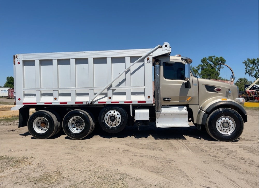 2017 PETERBILT 567 16' TRIA DUMP TRUCK CUMMINS ISX12 AUTO PTO TARP  - Image 2